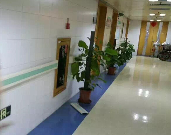 北京通州区社区卫生服务站的走廊防撞扶手的安装改造