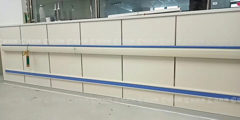 【深圳】中山大学附属第七医院里定制颜色的走廊扶手和护墙板搭配亮眼！