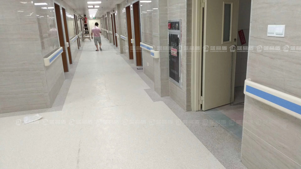【佛山】三水人民医院里蓝色的PVC走廊扶手非常漂亮